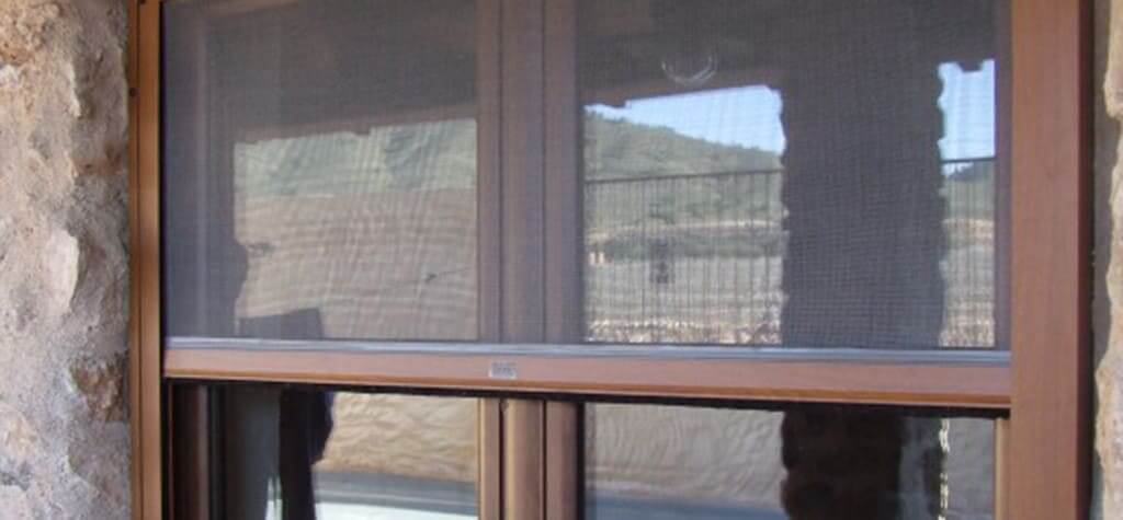 Imagen de mosquiteras de aluminio en exterior